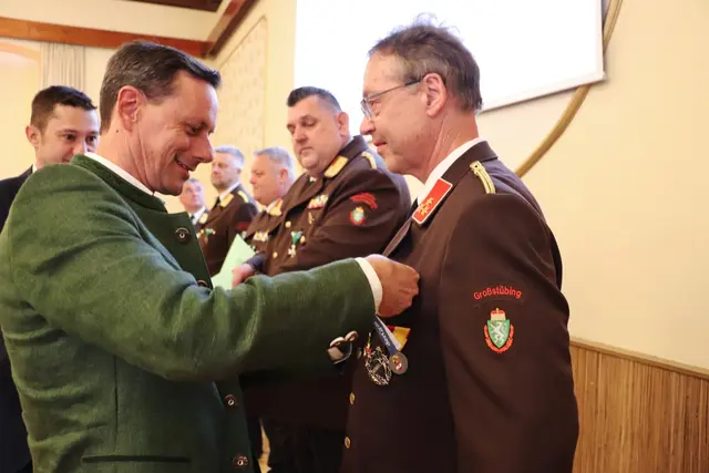 NAbg. Ernst Gödl und LAbg. Robert Mörth zeichneten HBI a.D. Kurt Michael Jantscher von der FF Großstübing mit dem Großen Silberne Verdienstzeichen des Landesfeuerwehrverbandes aus | Foto: Edith Ertl