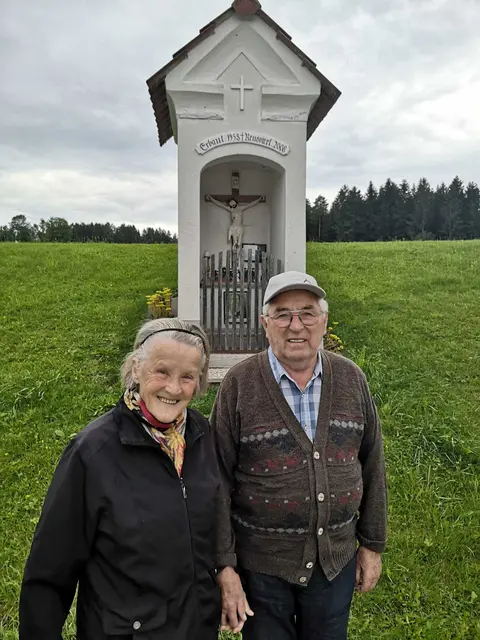 Und auch nach 70 Jahren wird noch Händchen gehalten. | Foto: Familie Gruber/Rois