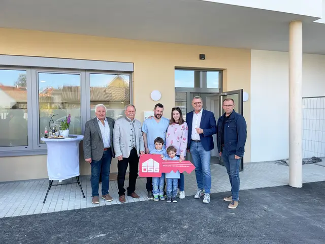 Schlüsselübergabe der neuen Ordination Heiligenkreuz: Vizebürgermeister Georg Pataki, Bürgermeister Edi Zach, Mediziner Benjamin Klaus mit seiner Familie, OSG-Obmann Alfred Kollar, OSG-Mitarbeiter Andreas Fleck (v.l.)  | Foto: OSG