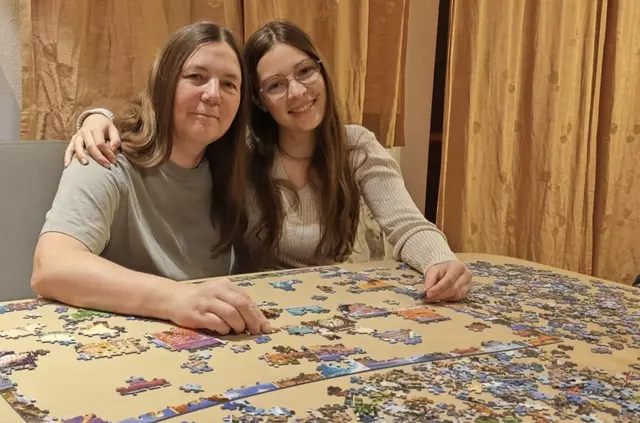 Sissi und Sophie Colli beim gemeinsamen Puzzeln. | Foto: Sissi Colli