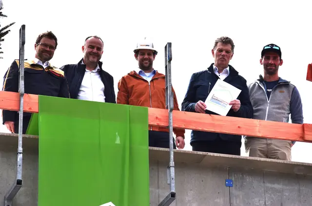 Firstfeier im Beisein von Feuerwehrkommandant ABI Hannes Harasser, Bgm. Walter Astner, Rieder Bau GF Lukas Hechenblaickner, Tiroler Wohnbau GF Walter Soier sowie Polier Christian Birkeneder, Rieder Bau. | Foto: Tiroler Wohnbau/Rococoon).