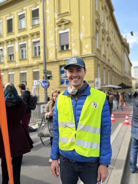 Mitinitiator Tristan Schachner vom Verein "Grazer Mitte" möchte zeigen, wie eine andere Straßenverteilung aussehen könnte.  | Foto: MeinBezirk/Markus Kropac