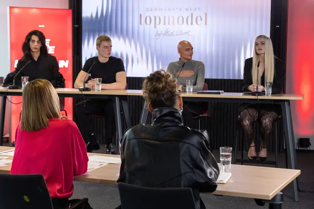 Alexavius (l.) konnte sich auch bei der ersten Pressekonferenz beweisen und ergatterte ein Exlusiv-Interview mit Taff.  | Foto: ProSieben/Max Montgomery