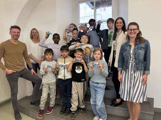 Aufgrund der positiven Rückmeldungen stellt Vizebürgermeisterin Anna-Maria Demmelmayr (rechts) auch heuer wieder allen interessierten Steyrer Zweitklässlern Büchereikarten zur Verfügung. Im Bild Schülerinnen und Schüler der VS Wehrgraben, die kürzlich die städtische Bibliothek besuchten. | Foto: Magistrat Steyr | Presse