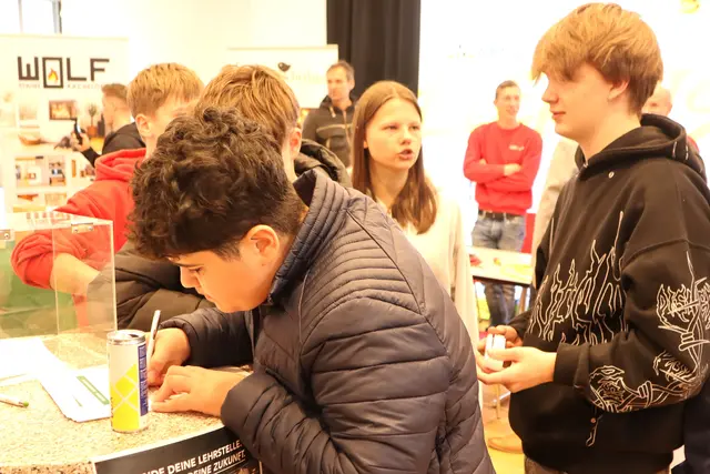 Beim Ausfüllen des Teilnahmescheins zum Gewinnspiel | Foto: Gerhard Langmann