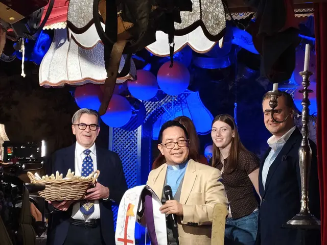 Ein Spargel-Segen durch Pfarrer Peter Paskalis | Foto: Sadiki-Peckary