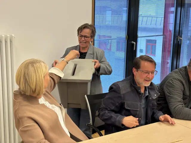 Als letzte warf Daniela Rief ihren Stimmzettel in die Wahlurne. | Foto: MeinBezirk/Günther Reichel