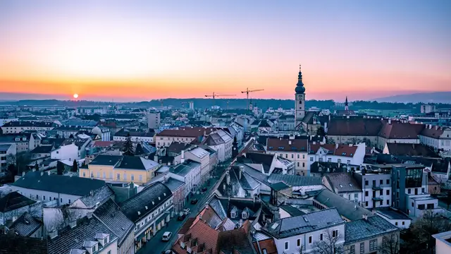 Photovoltaikanlagen auf Dächern sind ein beliebtes Instrument zur Energiegewinnung aus Sonnenkraft. In Schutzzonen, wie etwa im Stadtkern, können diese untersagt werden.  | Foto: Kalteis