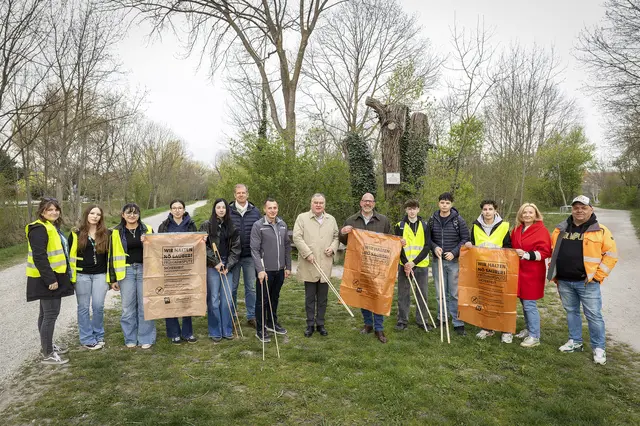 Frühjahrsputz-Aktion von 13. bis 17. April.: HLM/BAfEP-Professorin Elisabeth Pesendorfer mit den Schülerinnen Emma, Hümyera, Marie und Mia, Wirtschaftshof-Leiter Thomas Pils, Abfallberater Manfred Seidl, Infrastrukturstadtrat LAbg. Franz Dinhobl (ÖVP), Umweltstadtrat Norbert Horvath (SPÖ), die HAK-Schüler Oliver, Hrvoie und Daniel mit Professorin Maria Schirmbrand und Thomas Fletischbacher (Wirtschaftshof). | Foto: Stadt Wiener Neustadt/Weller