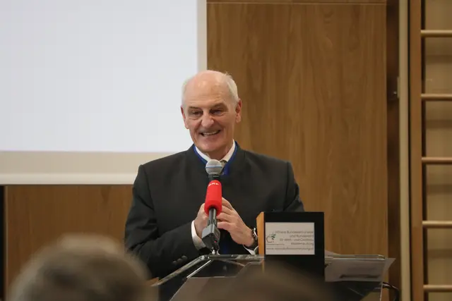 Direktor Reinhard Eder meinte: "Dieses Gebäude ist auch ein großer Auftrag an uns."  | Foto: MeinBezirk/Seebacher