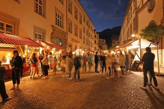 Beim Haller Nightseeing erwartet Besucher ein vielfältiges Programm mit Führungen, Musik und geöffneten Geschäften. | Foto: Stadtmarketing Hall in Tirol/Flatscher
