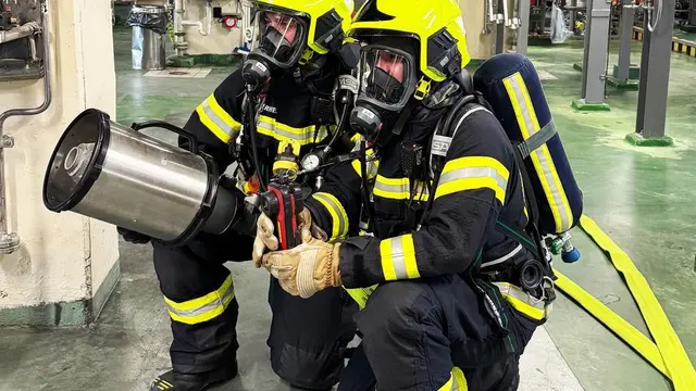 Bei Löschübungen selbst Flammen im Chemiepark bekämpfen