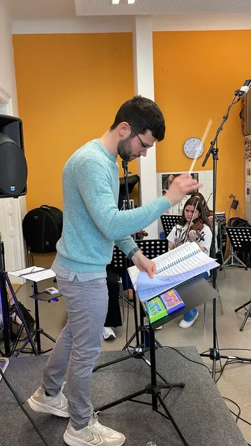 Dirigent Maximilian Klakow übt mit den Schülern. | Foto: Günther Fiala