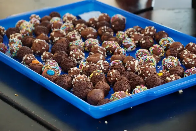 Selbstgemachte Pralinen, liebevoll von den Schülerinnen und Schülern im Rahmen der Mitmachausstellung zubereitet. | Foto: Pascal Pali