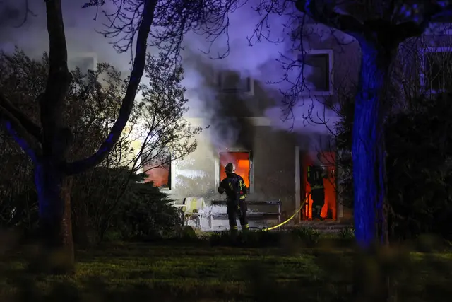 Nachdem die Frau ins Freie gebracht wurde, konnte die Feuerwehr den Brand am Hof in Wels löschen. | Foto: laumat.at