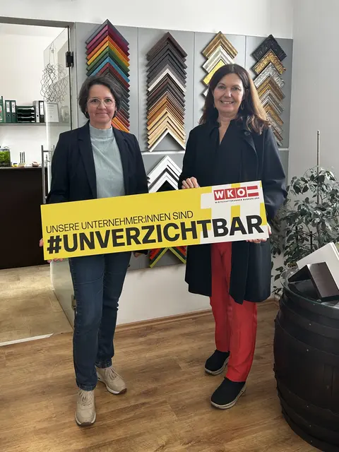 Daniela Apeltauer und WK-Regionalstellenobfrau Melanie Eckhardt im Verkaufsraum der Glaserei in Mattersburg | Foto: WKB