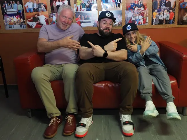 Heidelbeerhugo springt vom 10-Meter-Turm.