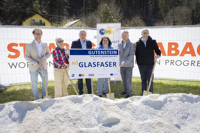 v.l.n.r. Simon Grillitsch (Breitband Holding), Vizebürgermeisterin Hilde Ramberger (ÖVP), Abgeordneter zum NÖ Landtag Franz Dinhobl (ÖVP), Bürgermeisterin Manuela Zak (SPÖ), Reinhard Baumgartner (CEO nöGIG), nöGIG Vertriebsleiter Thomas Heissenberger. | Foto: Christian Lendl