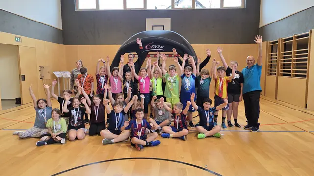 nsgesamt 26 hoch motivierte Schülerinnen und Schüler aus den beiden vierten Klassen fieberten dem Wettbewerb entgegen und stellten ihr Können eindrucksvoll unter Beweis.  | Foto: Beweg dich schlau/ServusTV