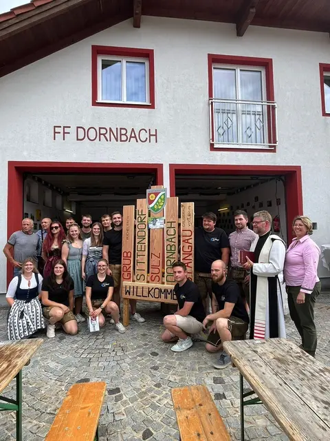 Im Rahmen des Erntedankfests in Dornbach wurden die Ortstafeln auch gesegnet. | Foto: Landjugend Wienerwald