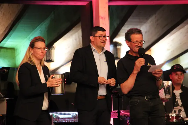 Prokuristin Claudia Plangger, GF Christof Schalber sowie Moderator Ulrich Thurnes nahmen die Verlosung der zahlreichen Preise im Panoramarestaurant vor. | Foto: Schwarz