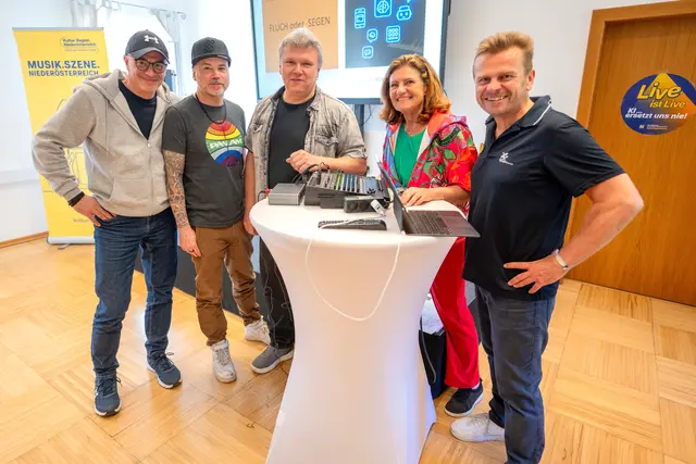 KI unter der Lupe: Nikolaos Kritikos, Tom Eder (Gitarrist von Melissa Naschenweng), Musik-Produzent Christian Zierhofer, Charlotte Ludwig und Christian Guggenberger. | Foto: Foto: Erich Marschik