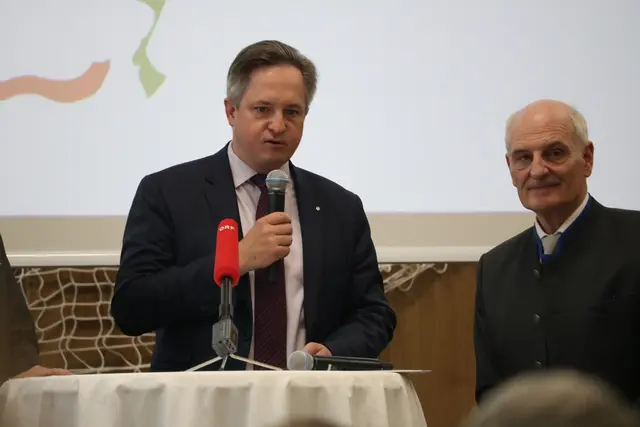 Johannes Schmuckenschlager (l.), der auch als Präsident des österreichischen und europäischen WEinbauvereins aktiv ist, riet: "Mehr Prosten, weniger Posten." Denn: "Social Media bringt die Leute auseinander, der Wein bringt sie zusammen." | Foto: MeinBezirk/Seebacher
