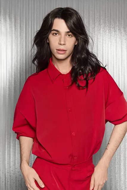 Alexavius nach dem Umstyling: Der Schnauzer musste aber, dafür erhielt er als erster Mann bei GNTM lange Haar-Extensions.  | Foto: ProSieben/Max Montgomery