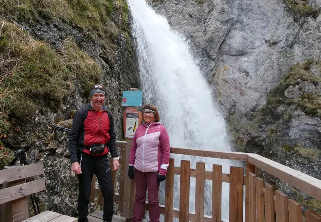 Gigi und ich vor einem der fünf tosenden Wasserfälle in der Wasserlochklamm