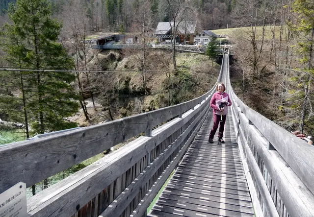 Gigi auf der Hängebrücke über der Salza, dem Startpunkt der Tour.