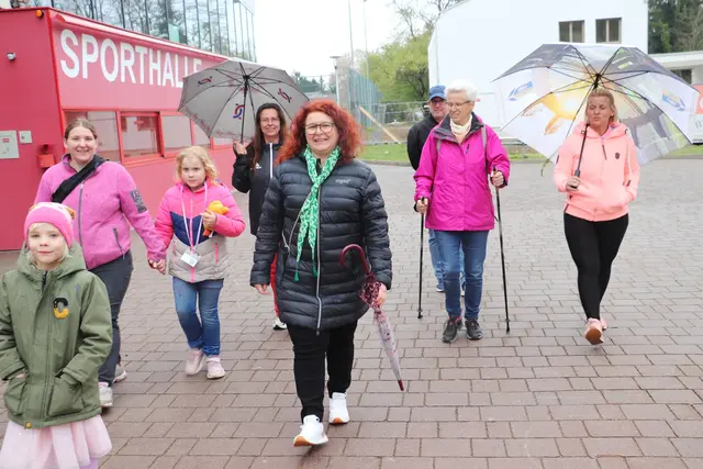 Der Spaziergang im Regen fühlte sich überraschend wohltuend an. Wie Bäume, Sträucher und Wiesen sich nach Regentropfen sehnen, war förmlich in der Luft zu spüren und am frischen Grün zu sehen.  | Foto: Edith Ertl