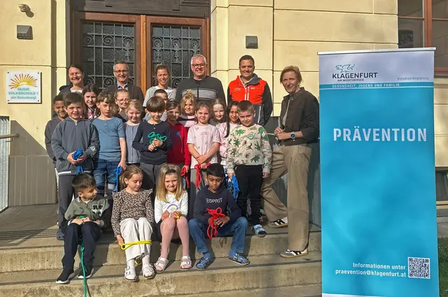 v.l. Mag. Christina Hasslinger (Präventionsstelle), Stadtrat Mag. Franz Petritz mit Klassenlehrerin Nicole Kurath, Schuldirektor Martin Dumpelnik, Sportkoordinator des Landes Kärnten Mag. Christoph Hölzl sowie Dr. Birgit Trattler (Leiterin der Abt. Gesundheit, Jugend und Familie) mit den Kindern der teilnehmenden 1a-Klasse. | Foto: Büro StR. Petritz