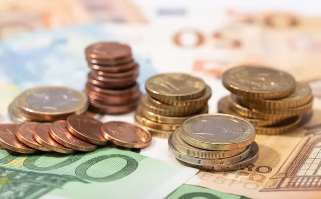 Es wird ernst am Freitag, denn es starten Gespräche der Regierung mit den jeweiligen Ministerien über die Wünsche zum geplanten Doppelbudget 2026/27.  | Foto: Smarterpix/andresvic