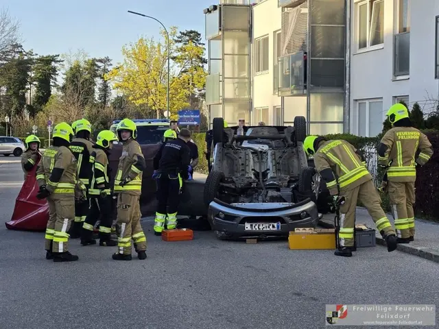 Die Lenkerin musste aus dem Fahrzeug geborgen werden. | Foto: FF Felixdorf