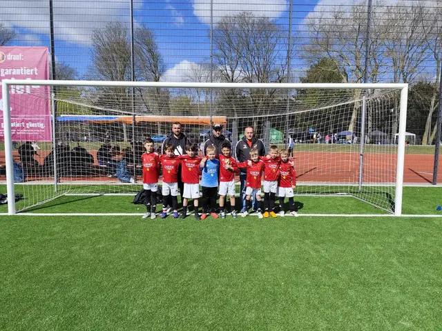 Die U9 des LAC-Inter siegte unter Coach Wolfgang Hörist (hinten r.) gegen Bayer Leverkusen.  | Foto: LAC Inter