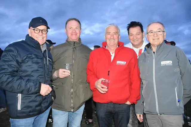 Gute Laune beim Osterfeuer: Bürgermeister Georg Rosner, Siegfried Tanczos, Vizebürgermeister Michael Leitgeb, Walter Horvath und SFJK-Obmann Ewald Hasler | Foto: SFJK Oberwart
