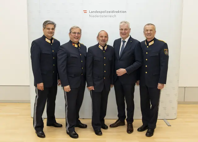 HR Roland SCHERSCHER, Obstlt Andreas THENNER, Kontroll Inspektor  Christian HÖLZL (PI Ladendorf – Bestellung zum PIKdten), LR Anton KASSER, LP Dir Franz POPP.  | Foto: LPD NÖ 