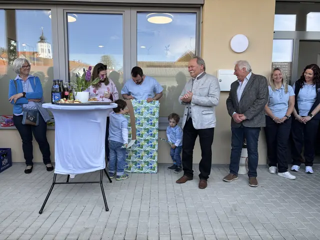 Bürgermeister Edi Zach hielt die Eröffnungsrede und dankte dem Mediziner zur Eröffnung mit einem Präsent.  | Foto: Elisabeth Kloiber