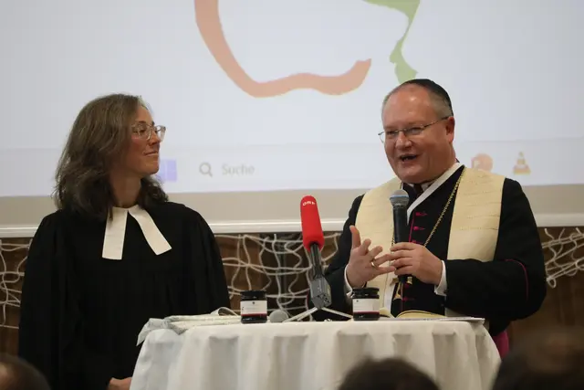 Klosterneubugs evangelische Pfarrerin Kerstin Fritz und der Probst des Stifts Klosterneuburg Anton Höslinger führten eine ökumenische Segnung des Gebäudes durch. | Foto: MeinBezirk/Seebacher