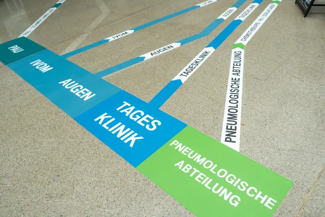 Farbige Wegweiser am Boden markieren die Richtungen. | Foto: Ekatarina Paller