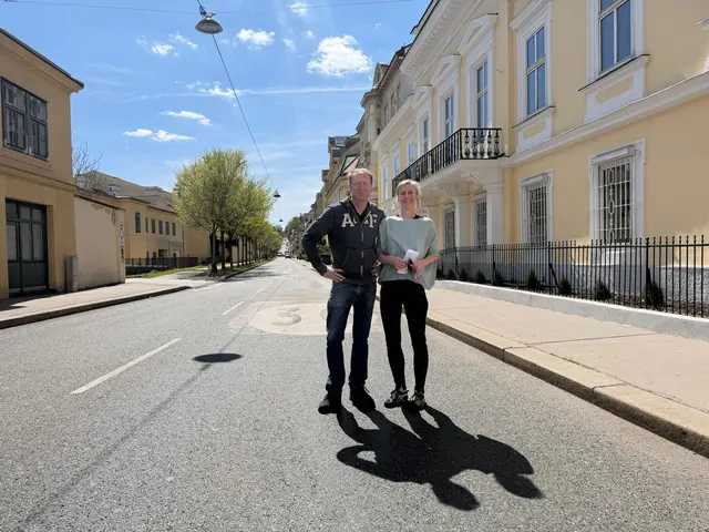 Veronika Korbei und Walter Wendt genießen die Ruhe in der sonst sehr verkehrsreichen Maxingstraße. | Foto: Walter Wendt/Maxingstüberl
