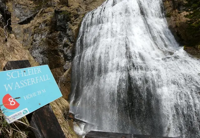 Der Schleier Fall schießt 37m in die Tiefe.