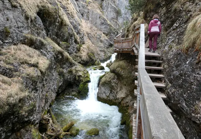 Entlang der Felswände aufwärts