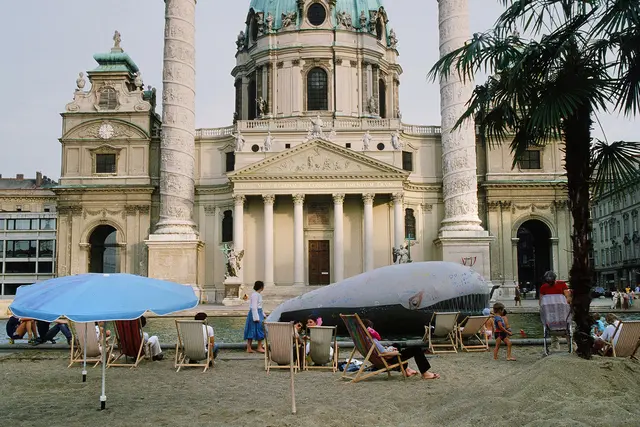 Für die Kunstprojekte soll vor allem der öffentliche Raum genutzt werden. Unter anderem wird die Installation "Kaorle am Karlsplatz" von Margot Pilz aktiviert, bei der der Platz in einen Sandstrand verwandelt wird. | Foto: Margot Pilz