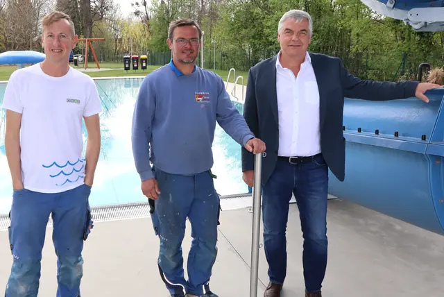 Für die Bademeister Lukas Bonstingl, Hannes Perstling und Bürgermeister Karl Bohnstingl (v.l.) kann es losgehen | Foto: Gerhard Langmann