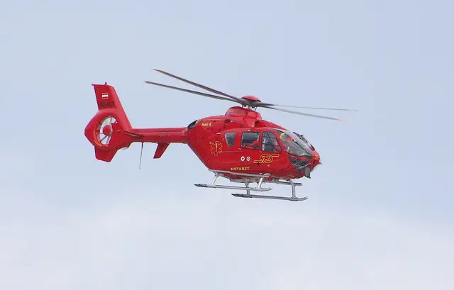 Ein Rettungshubschrauber brachte den verletzten Hausbesitzer nach einem Unfall bei Arbeiten in Pankrazberg ins Krankenhaus nach Innsbruck. | Foto: Walpoth/BB Archiv
