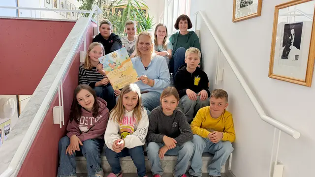 Schüler der Volksschule Heiligengrab mit Direktorin Vera Sadjak und Religionslehrerin Lidija Kapp-Bošič | Foto: Danilo Katz