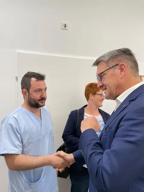 OSG-Obmann Alfred Kollar gratulierte dem Mediziner Benjamin Klaus zur Eröffnung seiner Ordination.  | Foto: OSG