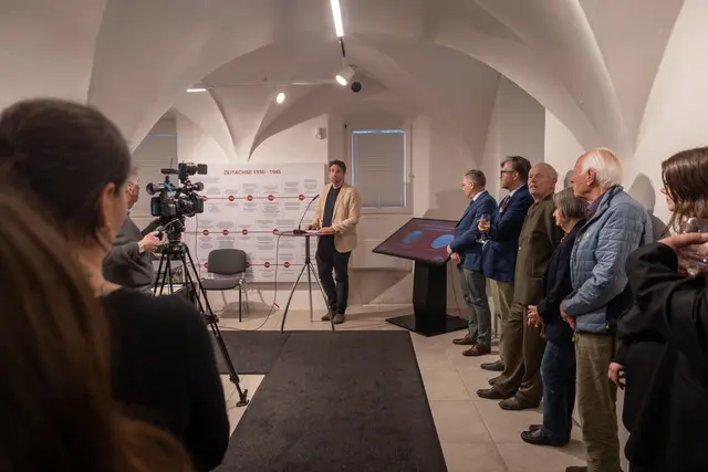 In ihren Ansprachen gaben Co-Kurator Philipp Novak, Museumsleiter Stefan Regenfelder (am Foto) und Bürgermeister Martin Kulmer Einblicke in Konzeption und Anliegen der Ausstellung. | Foto: Stadt St. Veit