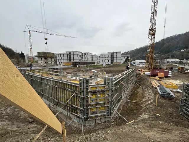 Es tut sich laufend etwas, auf der großen Baustelle in der Kapfenberger Grazer Straße. | Foto: MeinBezirk/Angelika Kern